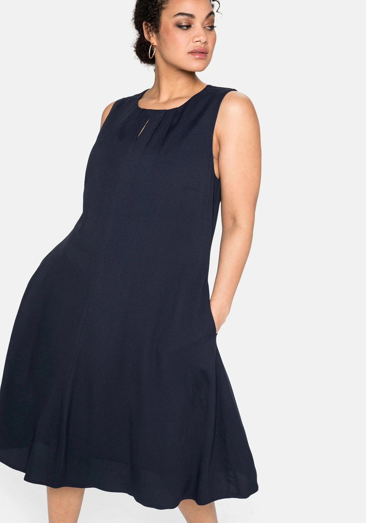 Sheego Ärmelloses Cocktailkleid Mit Falten-Detail 6 Sheego Ärmelloses Cocktailkleid Mit Falten-Detail – Bild 6