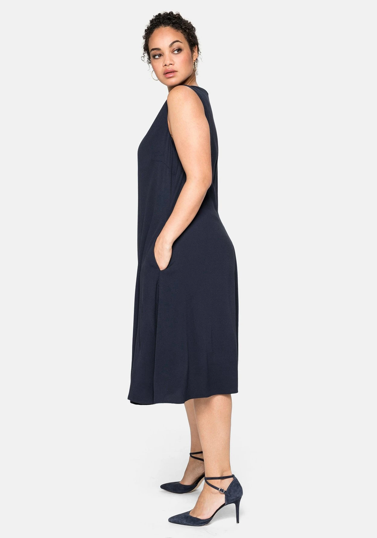 Sheego Ärmelloses Cocktailkleid Mit Falten-Detail 2 Sheego Ärmelloses Cocktailkleid Mit Falten-Detail – Bild 2