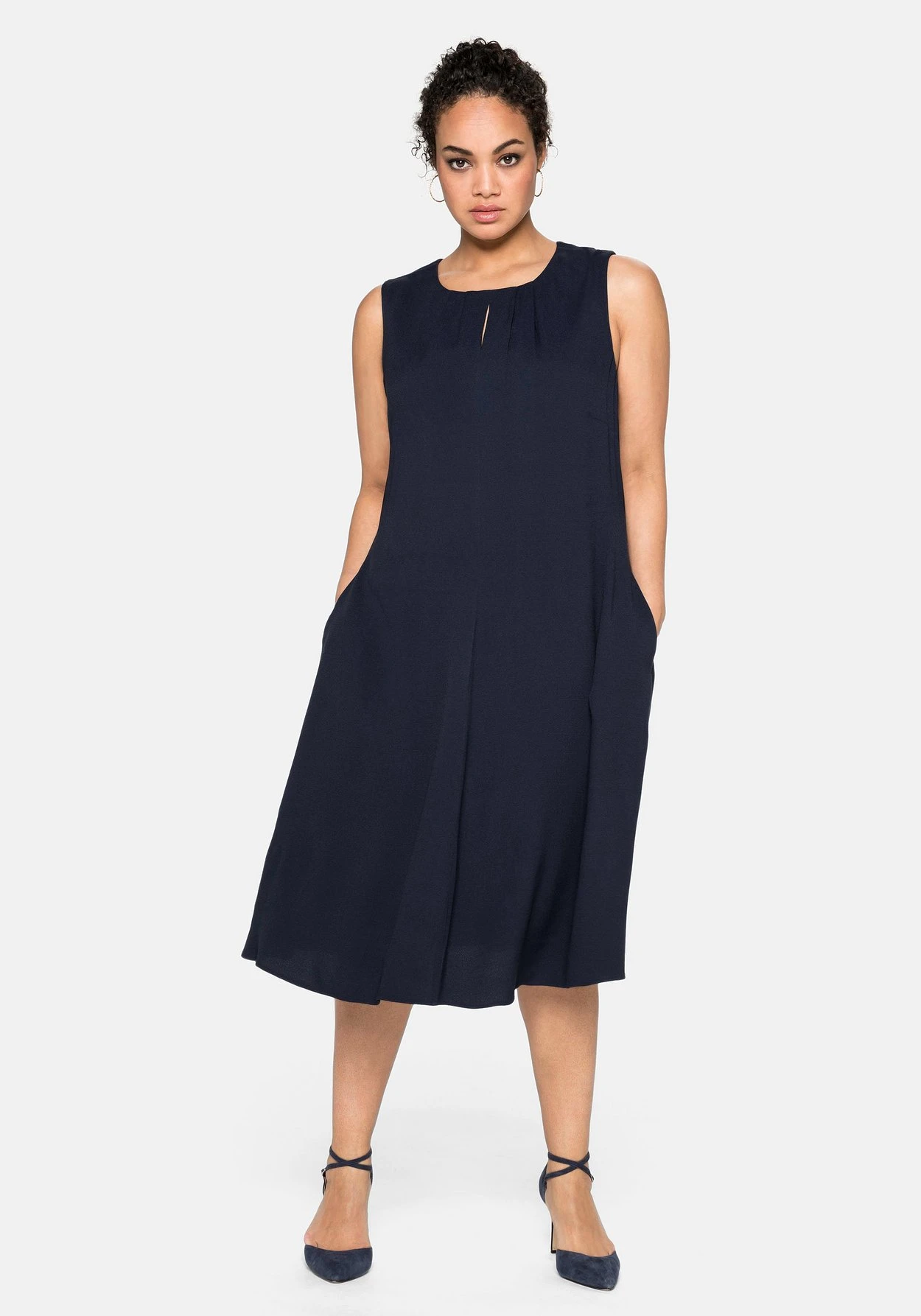 Sheego Ärmelloses Cocktailkleid Mit Falten-Detail 1 Sheego Ärmelloses Cocktailkleid Mit Falten-Detail