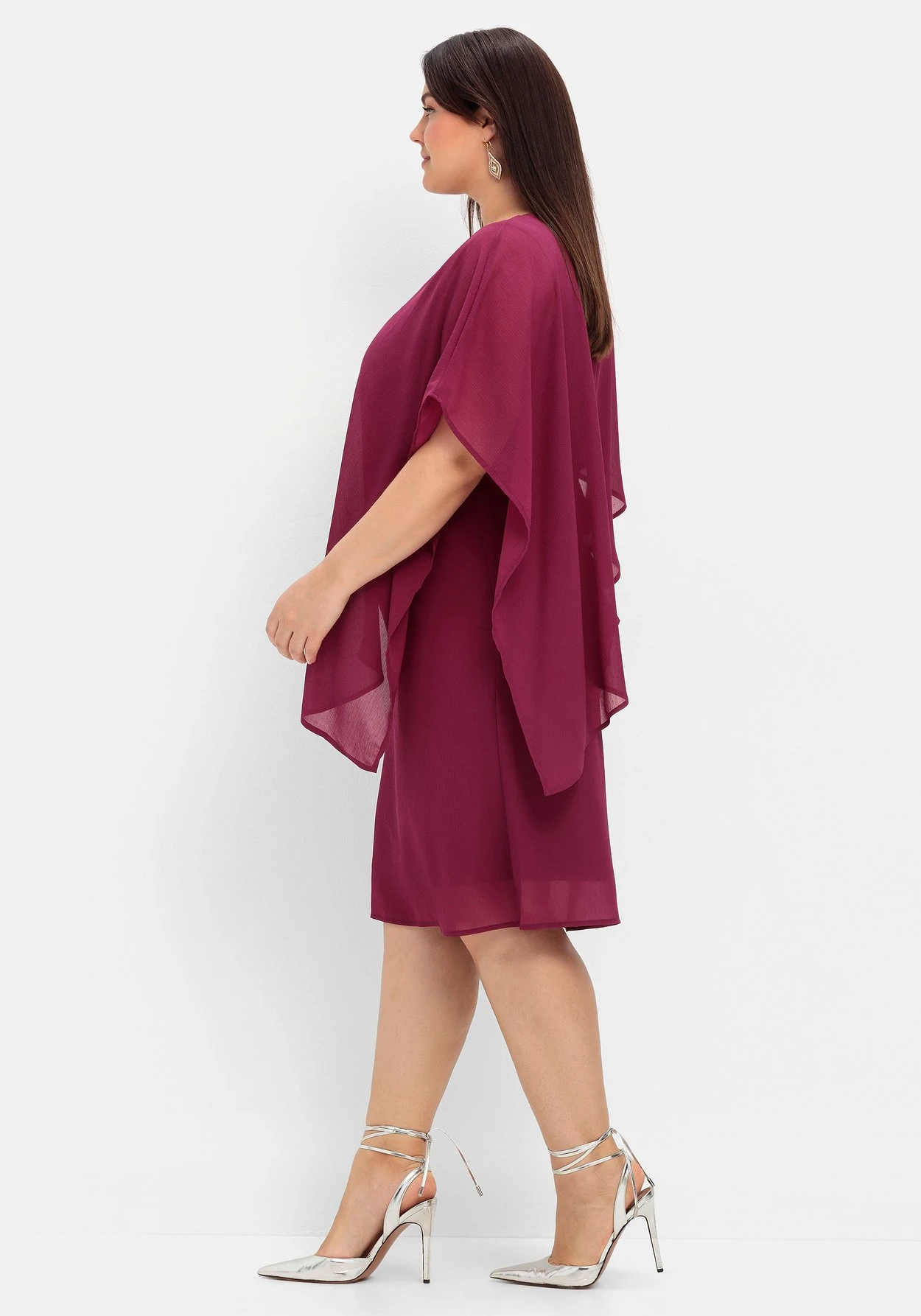 Sheego Cocktailkleid Mit Asymmetrischem Cape, Aus Chiffon 2 Sheego Cocktailkleid Mit Asymmetrischem Cape, Aus Chiffon – Bild 2