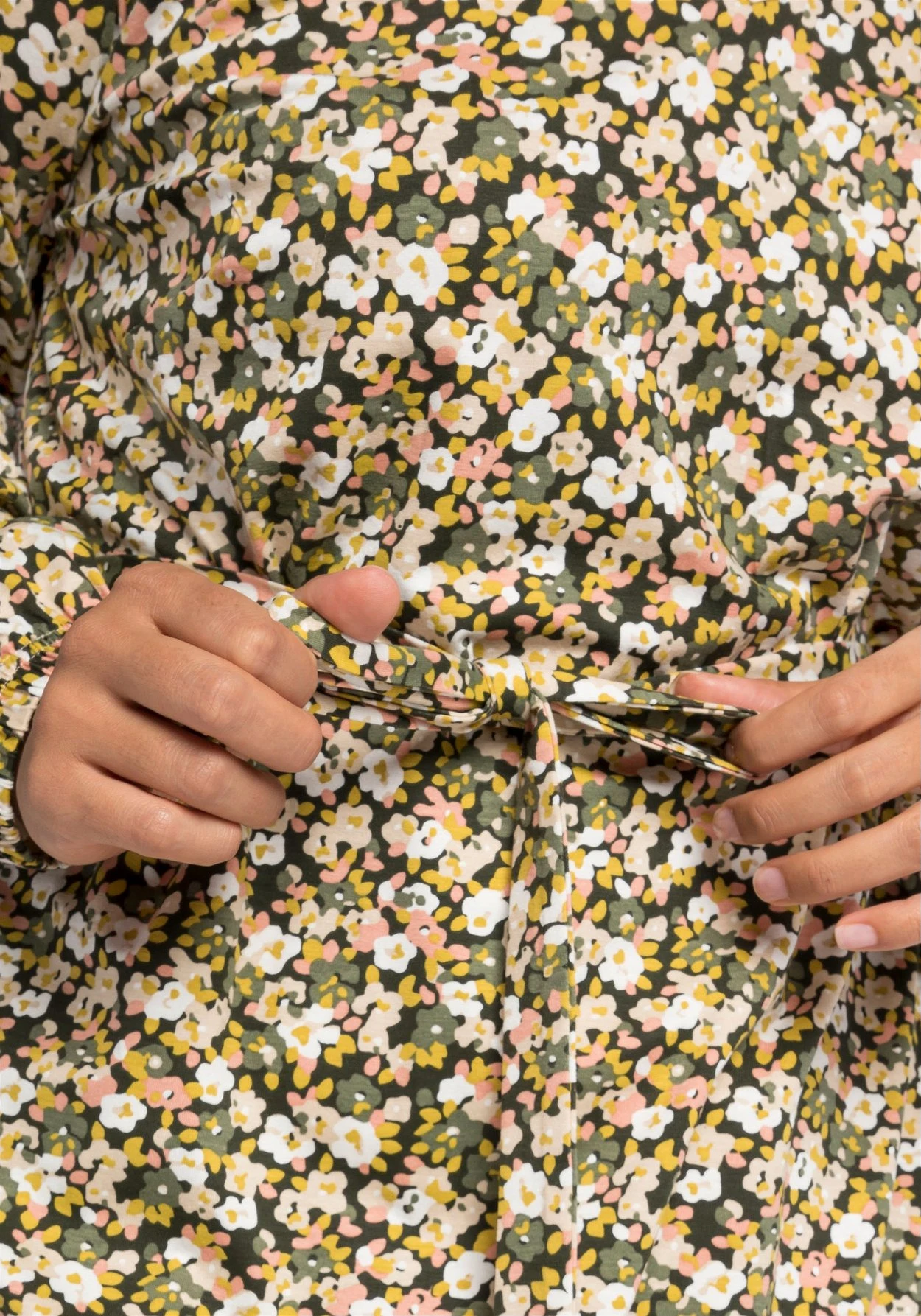 Sheego Jerseykleid Mit Millefleurs-Druck Und V-Ausschnitt 6 Sheego Jerseykleid Mit Millefleurs-Druck Und V-Ausschnitt – Bild 6