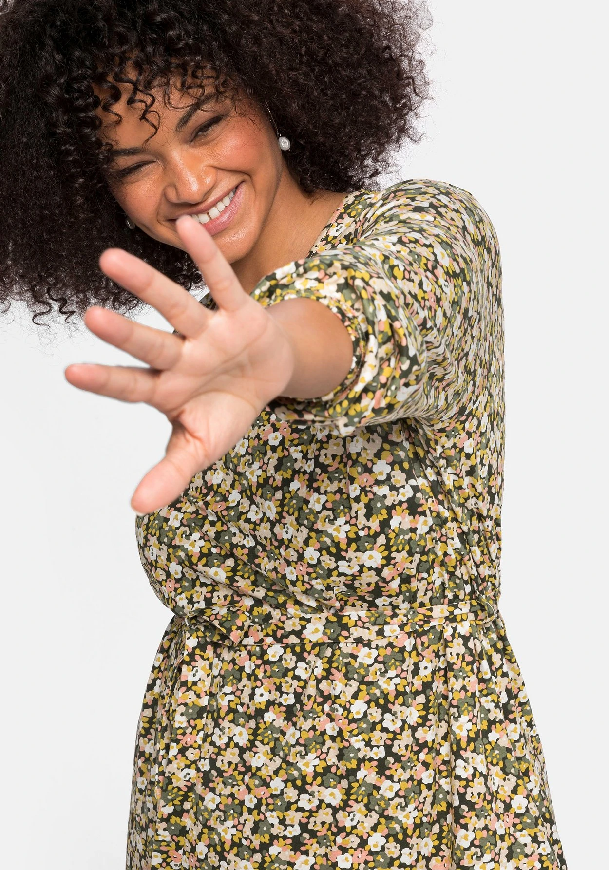 Sheego Jerseykleid Mit Millefleurs-Druck Und V-Ausschnitt 5 Sheego Jerseykleid Mit Millefleurs-Druck Und V-Ausschnitt – Bild 5