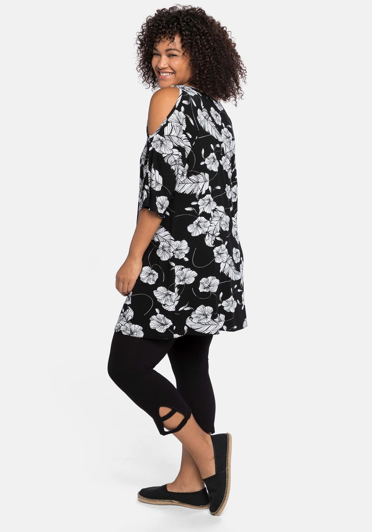 Sheego Strandset Aus Longshirt Und Caprileggings 2 Sheego Strandset Aus Longshirt Und Caprileggings – Bild 2