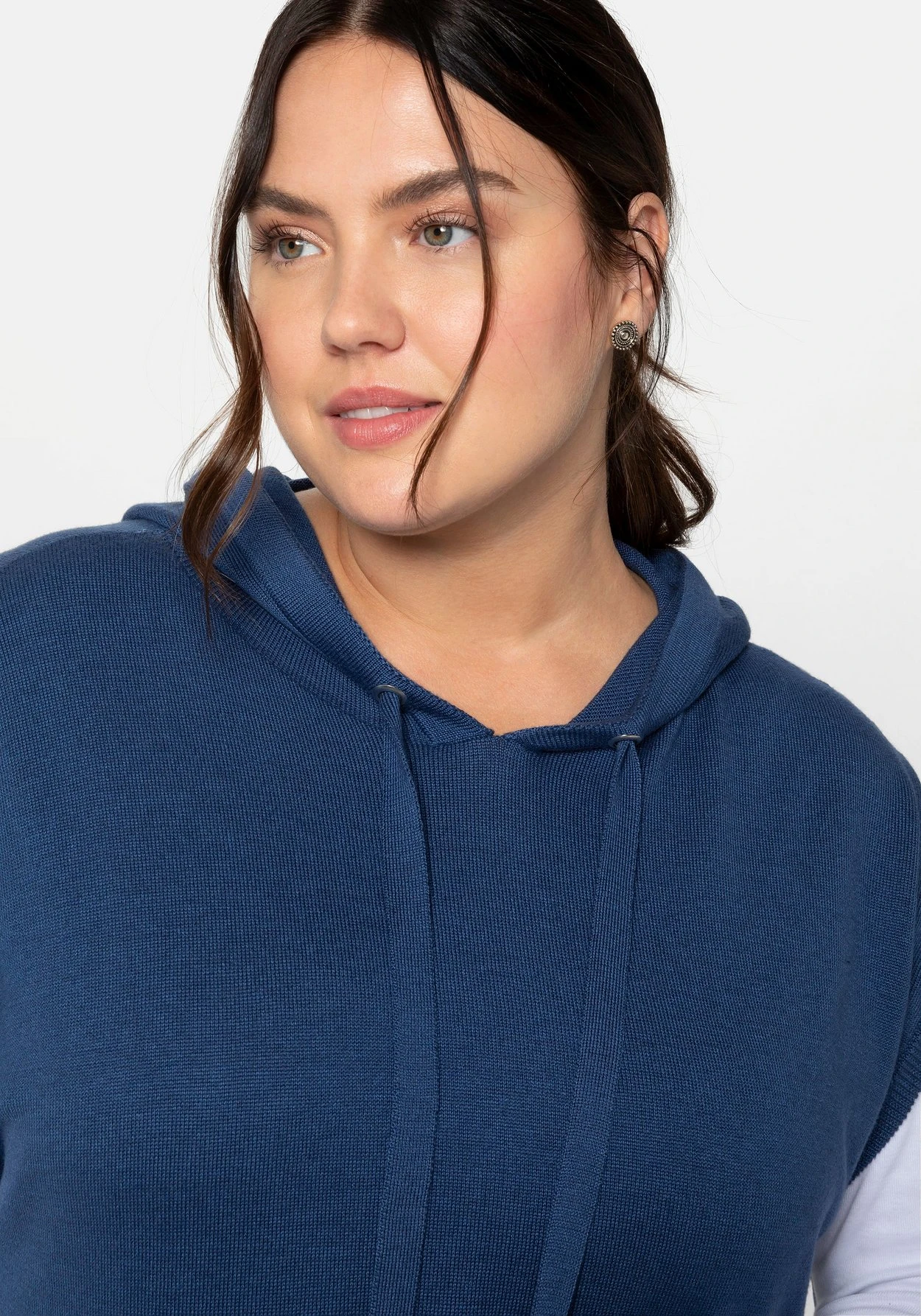 Sheego Ärmelloses Strickkleid Mit Kapuze, Midilänge 6 Sheego Ärmelloses Strickkleid Mit Kapuze, Midilänge – Bild 6