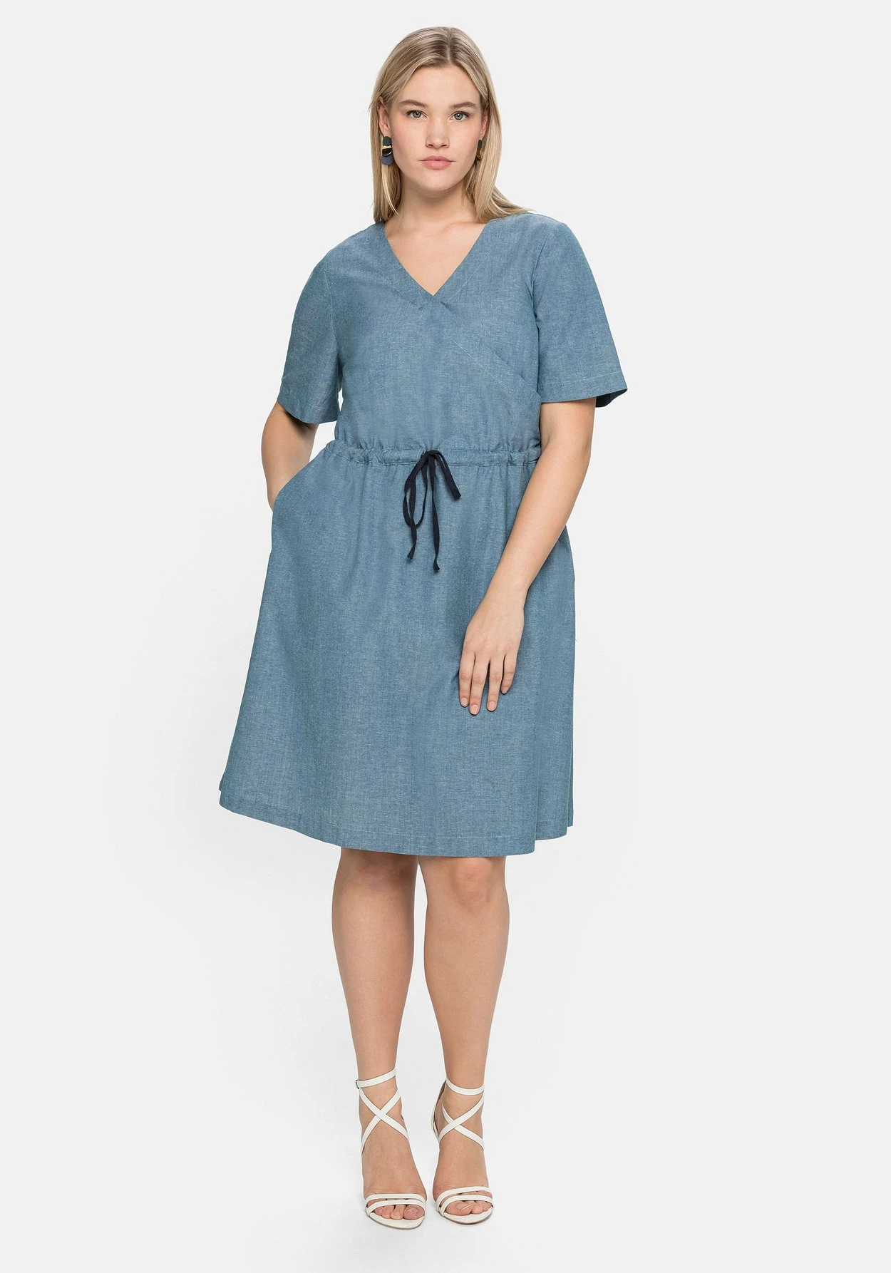 Sheego Kleid In Wickeloptik, Mit Bindeband 5 Sheego Kleid In Wickeloptik, Mit Bindeband – Bild 5