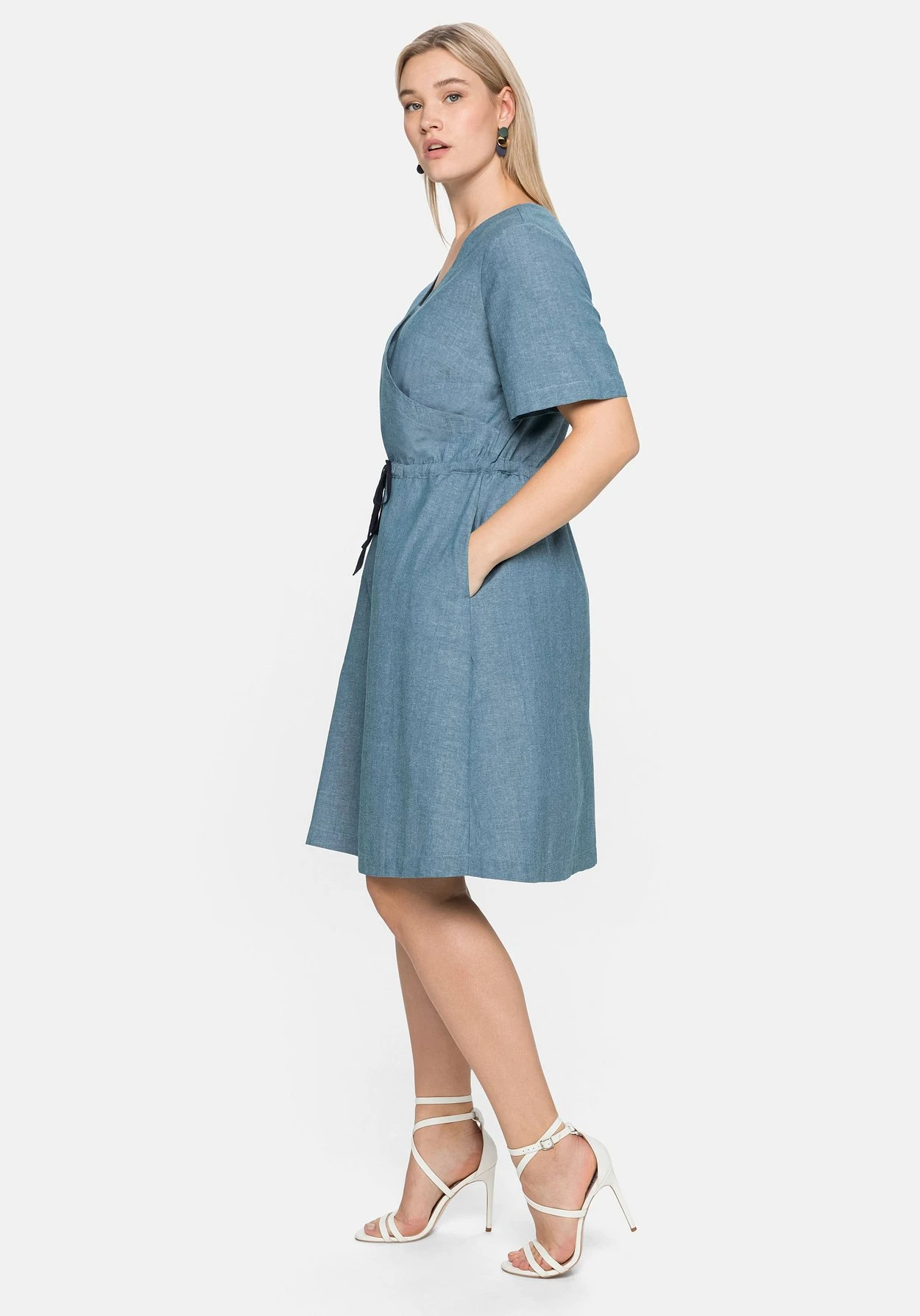 Sheego Kleid In Wickeloptik, Mit Bindeband 2 Sheego Kleid In Wickeloptik, Mit Bindeband – Bild 2