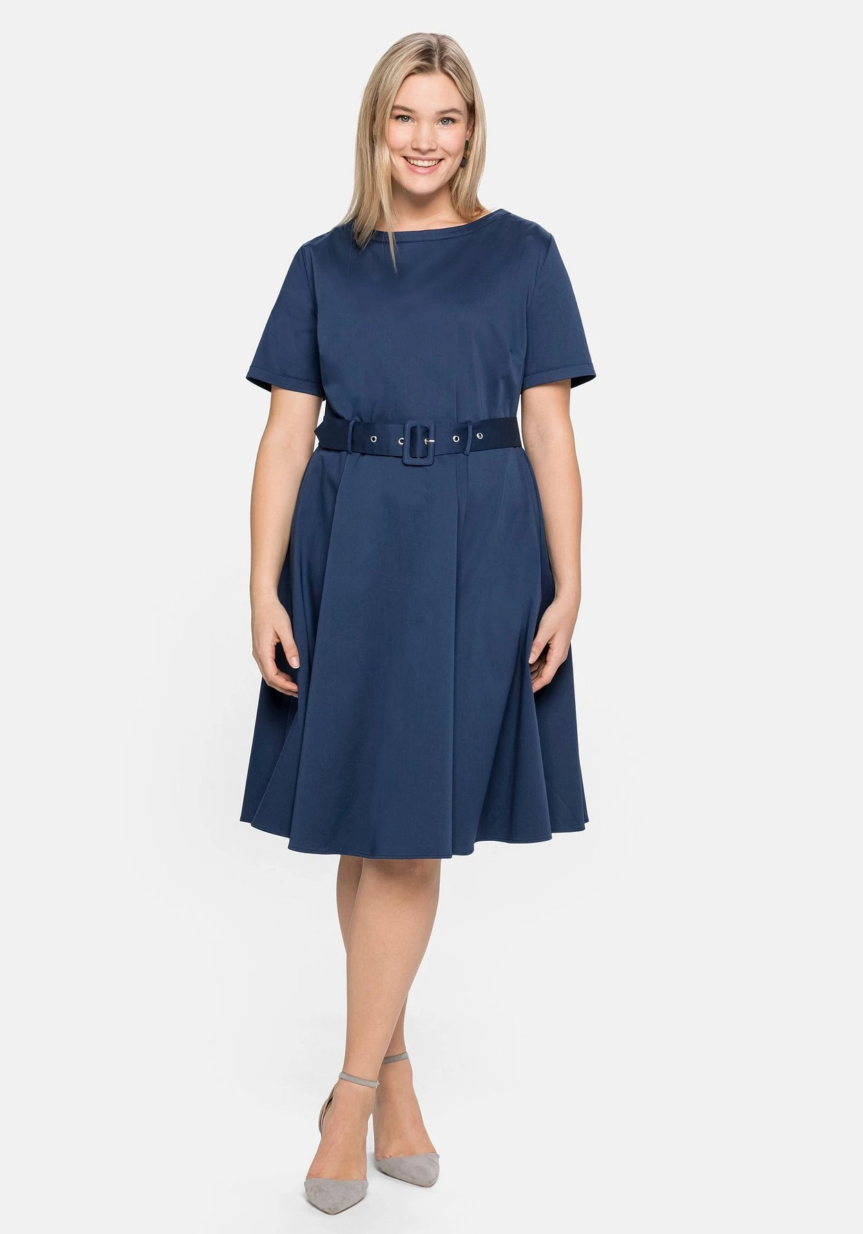 Sheego Kleid Mit Gürtel, Reißverschluss Und Seitentaschen 1 Sheego Kleid Mit Gürtel, Reißverschluss Und Seitentaschen