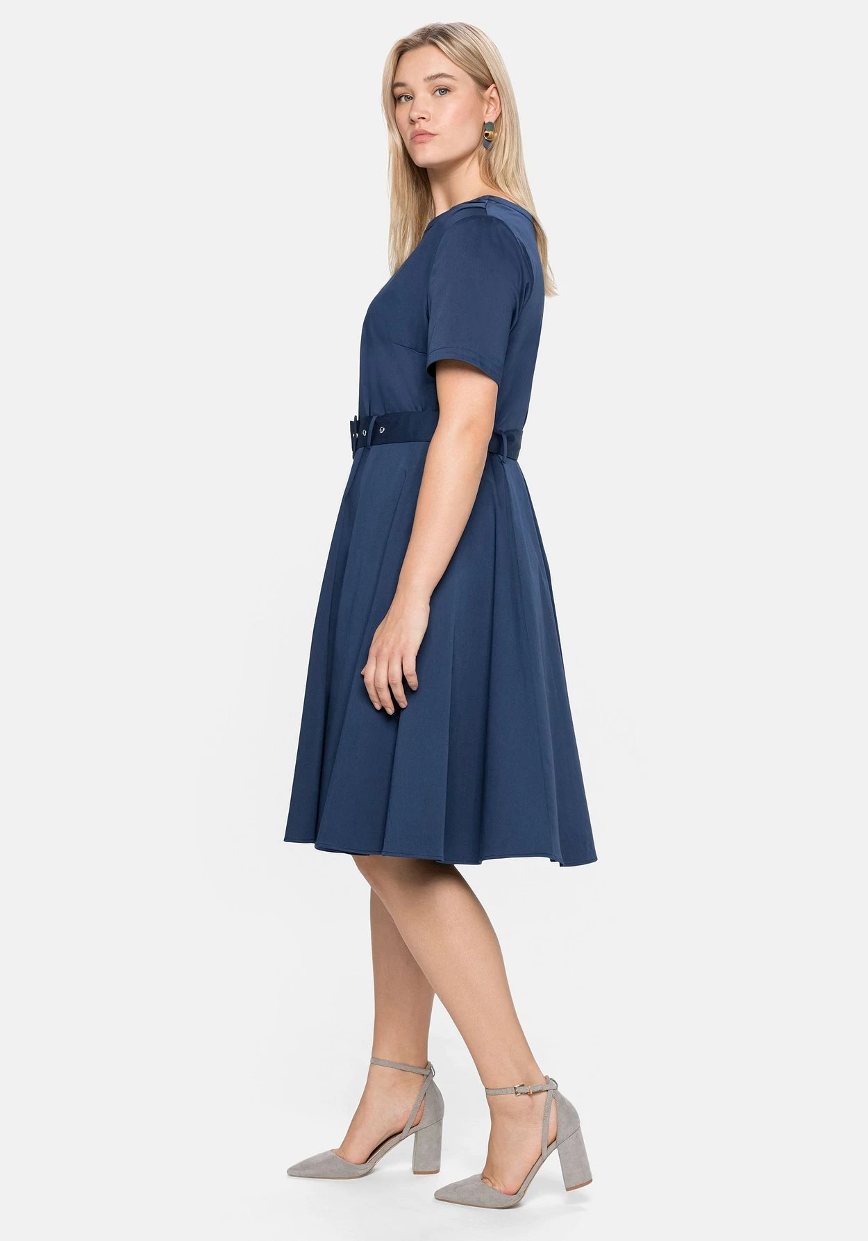 Sheego Kleid Mit Gürtel, Reißverschluss Und Seitentaschen 2 Sheego Kleid Mit Gürtel, Reißverschluss Und Seitentaschen – Bild 2