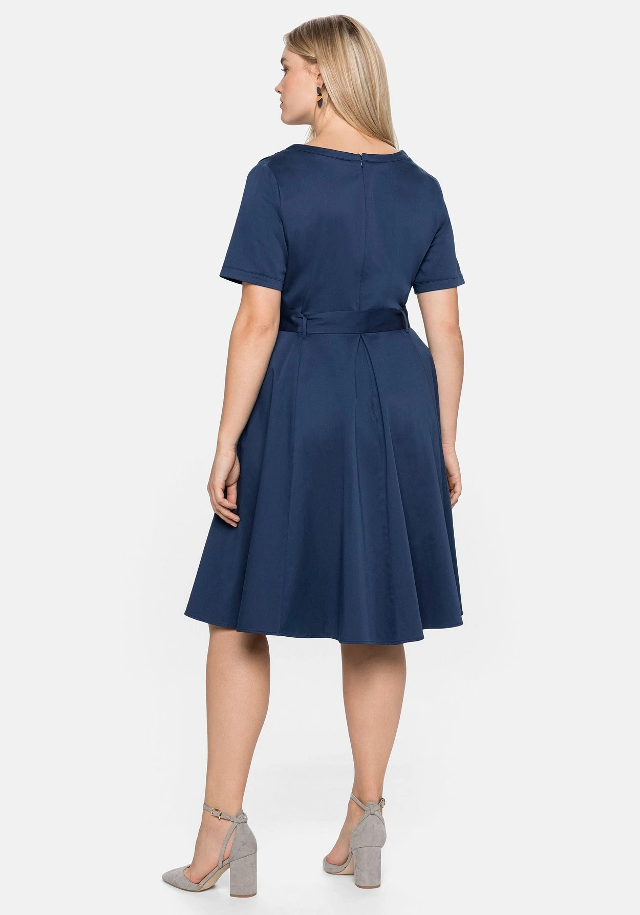 Sheego Kleid Mit Gürtel, Reißverschluss Und Seitentaschen 3 Sheego Kleid Mit Gürtel, Reißverschluss Und Seitentaschen – Bild 3