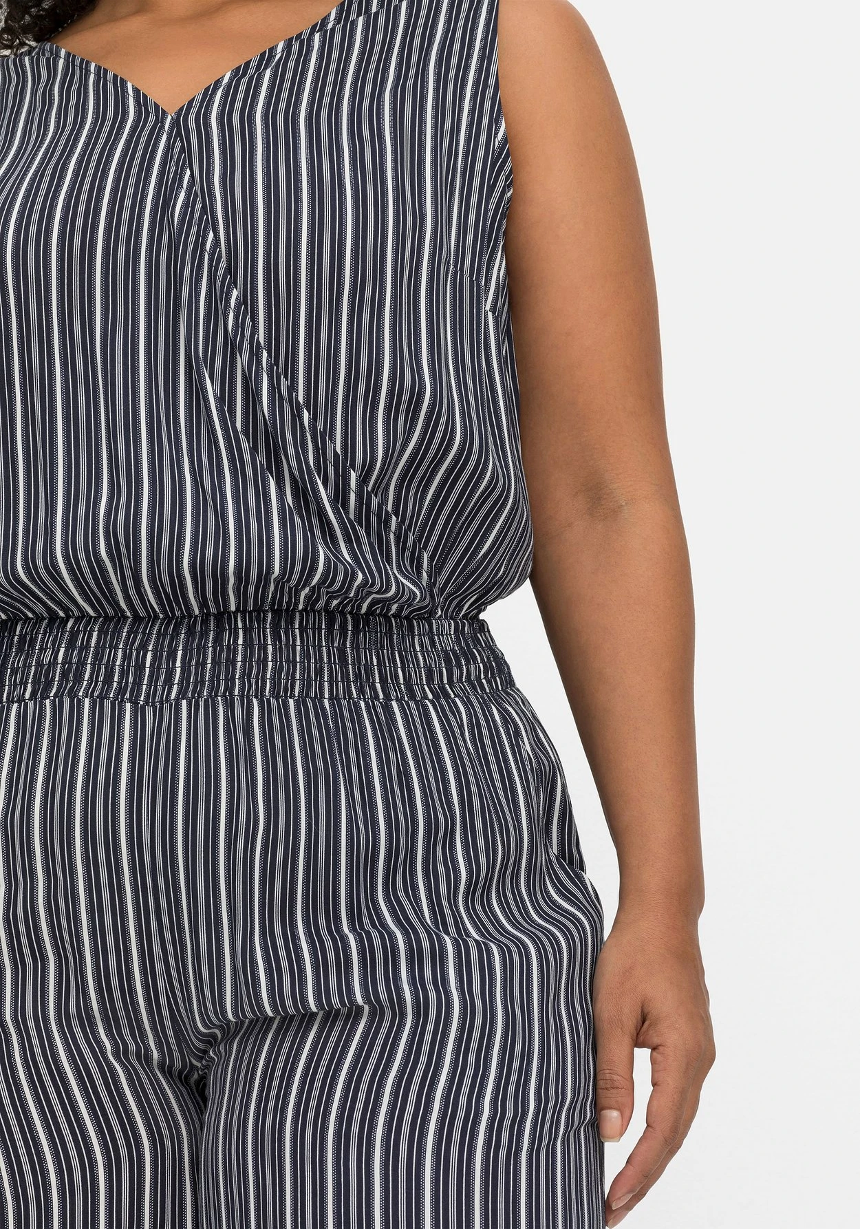 Sheego Strand-Jumpsuit In Wickeloptik 5 Sheego Strand-Jumpsuit In Wickeloptik – Bild 5