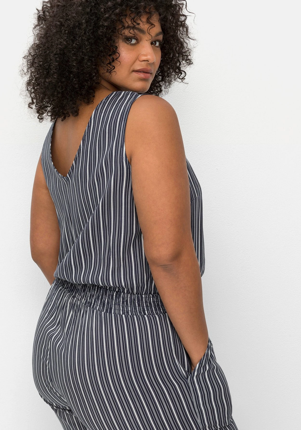 Sheego Strand-Jumpsuit In Wickeloptik 6 Sheego Strand-Jumpsuit In Wickeloptik – Bild 6