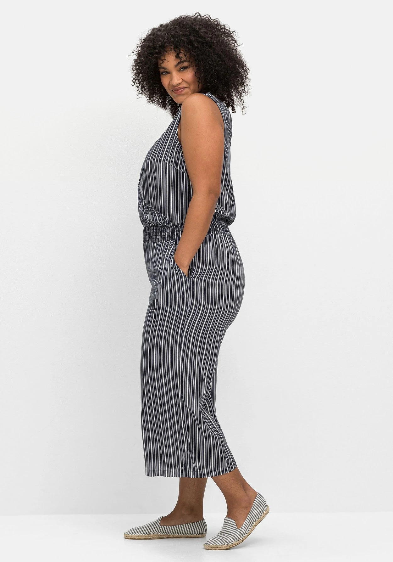 Sheego Strand-Jumpsuit In Wickeloptik 2 Sheego Strand-Jumpsuit In Wickeloptik – Bild 2