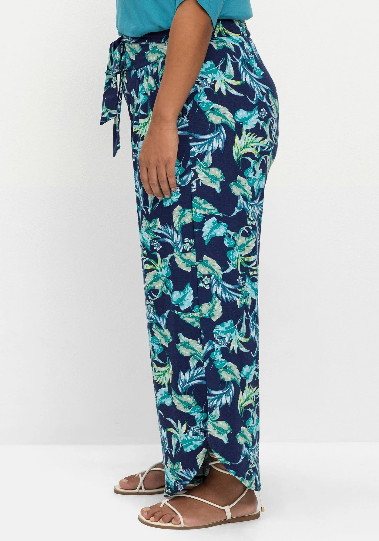 Sheego Weite Strandhose Mit Blätterprint 2 Sheego Weite Strandhose Mit Blätterprint – Bild 2