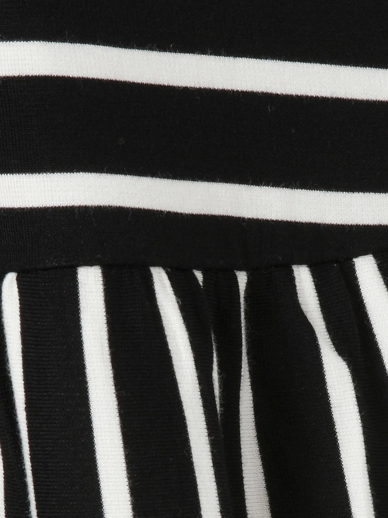 Kleid Aus Interlock, Mit Streifen-Allovermuster 3 Kleid Aus Interlock, Mit Streifen-Allovermuster – Bild 3