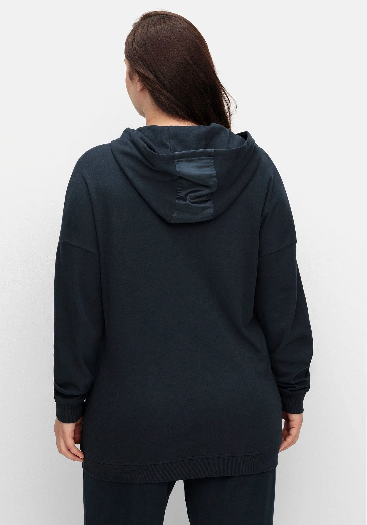 Sheego Oversizedshirt Mit Kapuze Und Kängurutasche 2 Sheego Oversizedshirt Mit Kapuze Und Kängurutasche – Bild 2